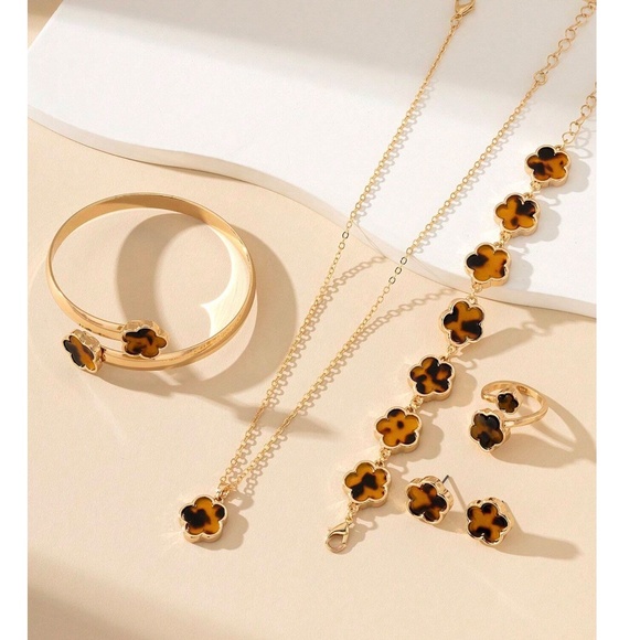 Luxe Gold Tone Flower Necklace Ring Jewelry Set - Picture 3 of 6